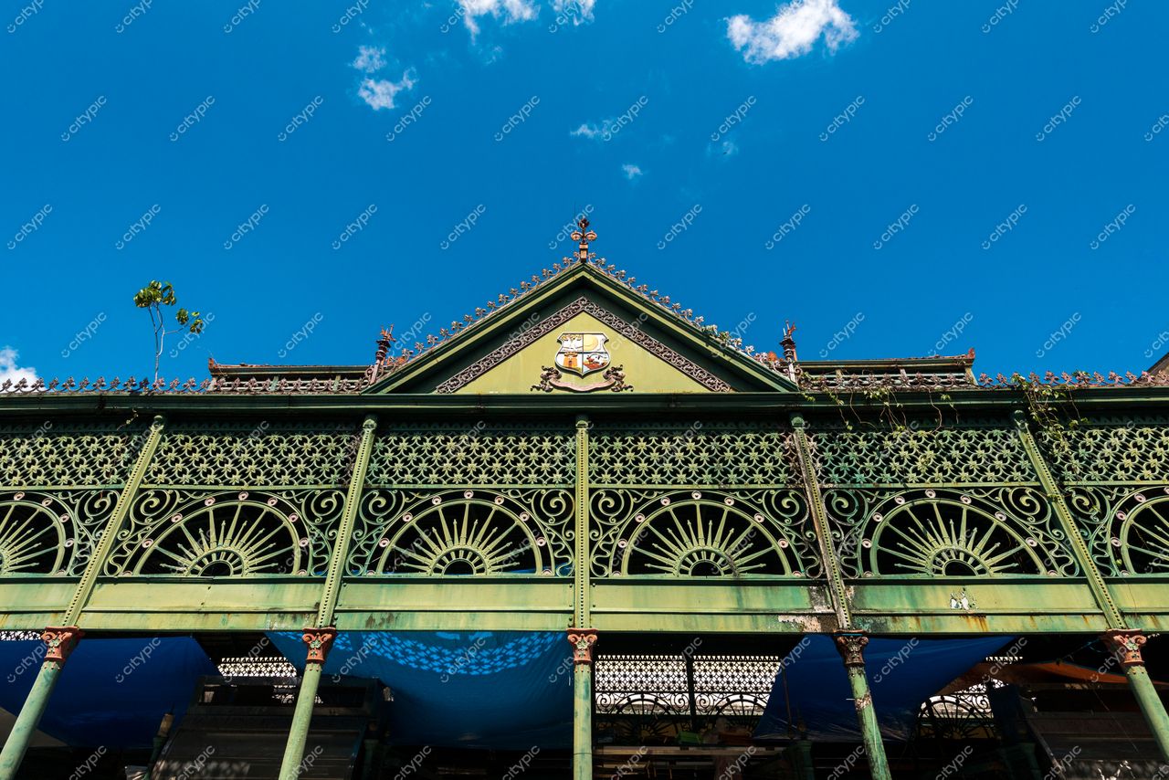 Belém, Pará, construção histórica com detalhes ornamentais verdes e céu azul em dia claro e arejado