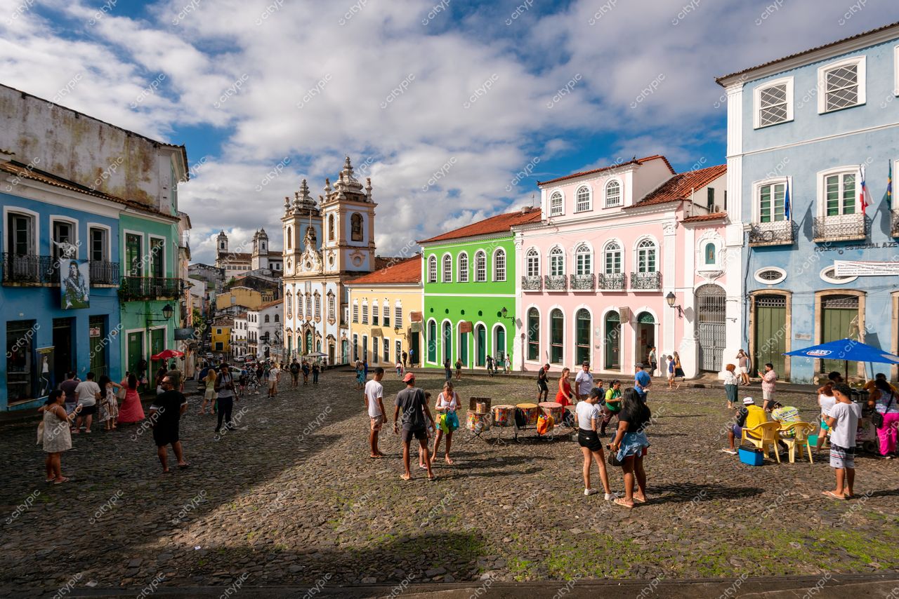Salvador, Bahia, Praça do Pelourinho com calçamento de pedras e igrejas barrocas sob céu parcialmente nublado