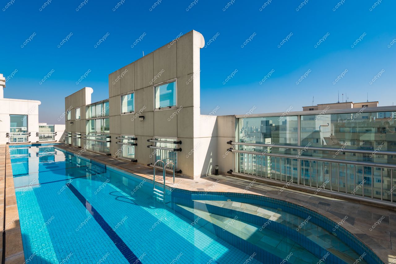 São Paulo, São Paulo, piscina retangular em rooftop com azulejos azuis e arquitetura moderna sob céu azul claro