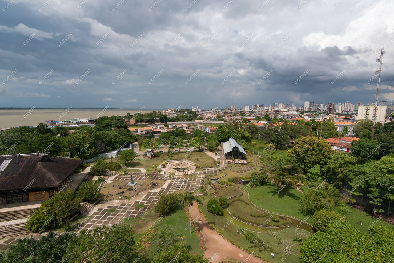 Belém, Pará vista panorâmica em dia nublado com parque urbano, vegetação densa e silhueta da cidade ao fundo