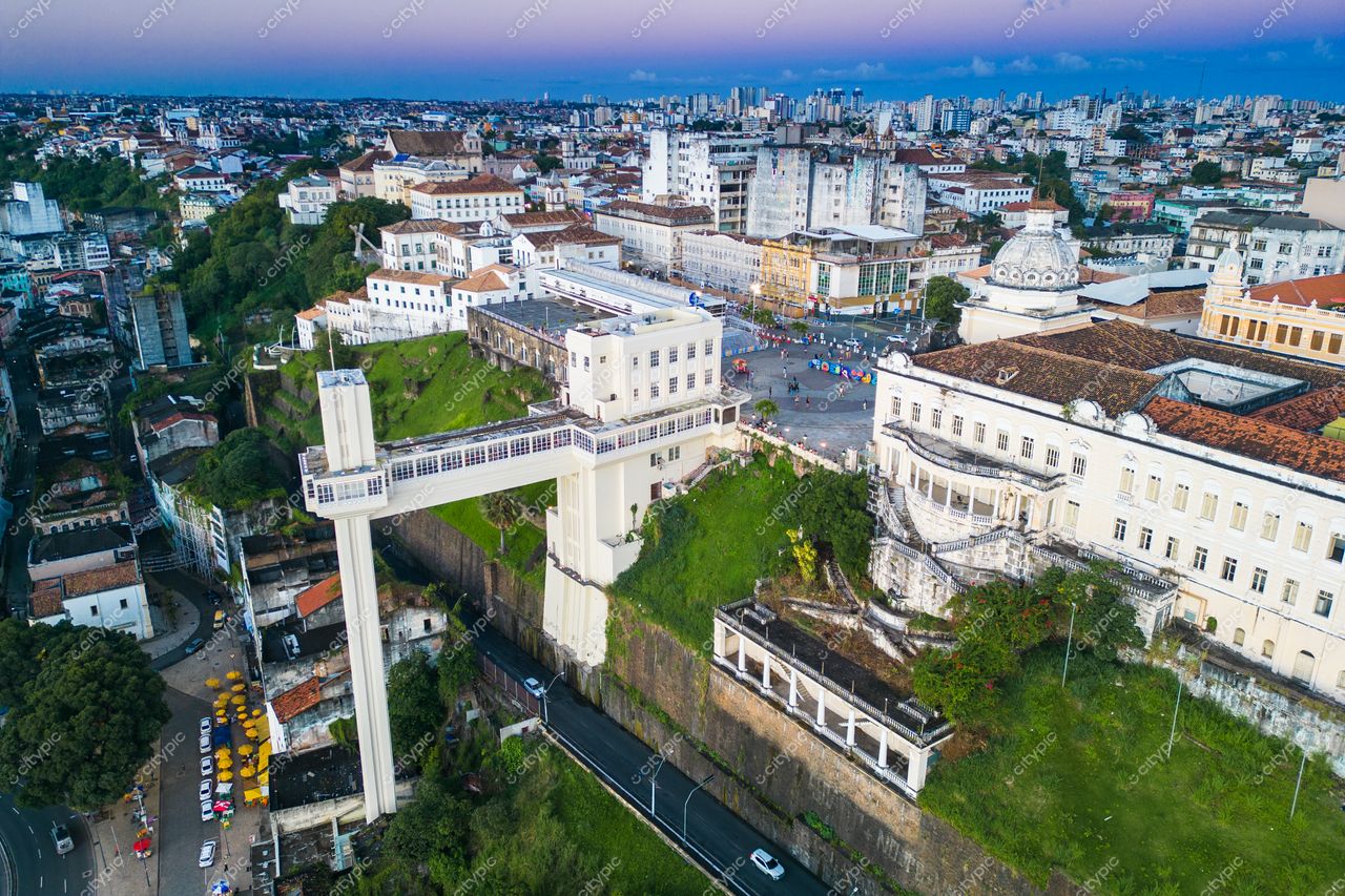 Salvador, Bahia vista aérea do Elevador Lacerda ao entardecer com tráfego intenso e vegetação ao redor