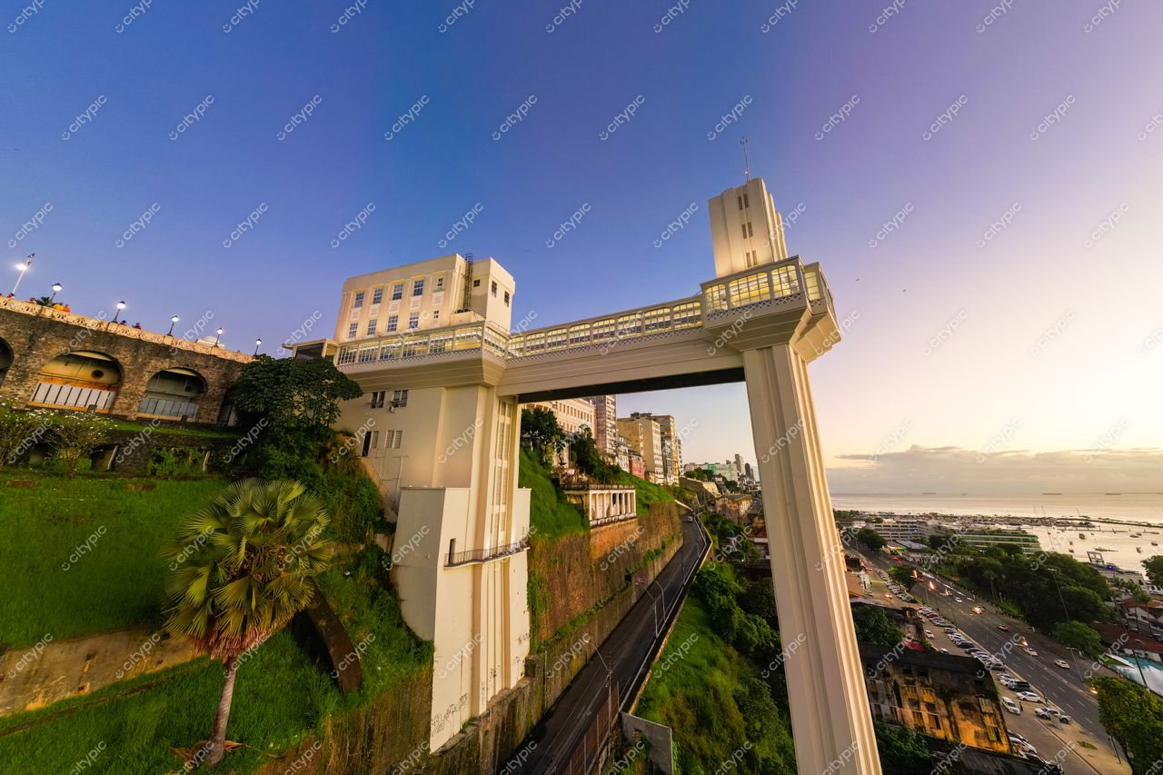 Salvador, Bahia vista do Elevador Lacerda ao entardecer com vegetação abundante e tráfego nas ruas movimentadas