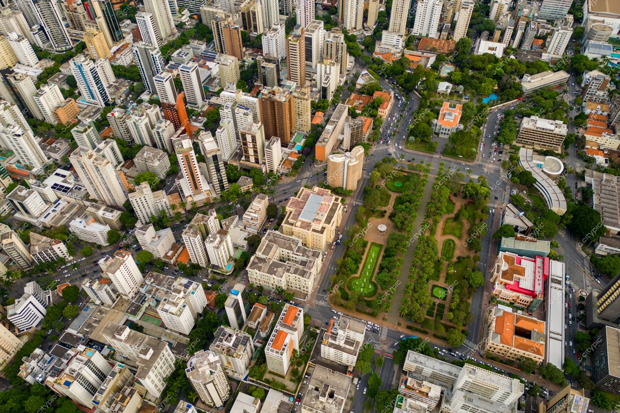 Belo Horizonte, Minas Gerais vista aérea com parque central e tráfego fluindo em dia ensolarado e arquitetura moderna