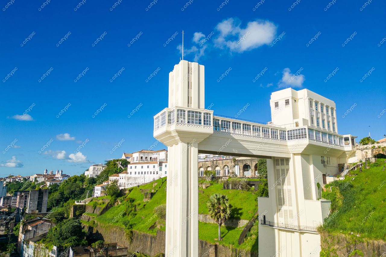 Salvador, Bahia, Elevador Lacerda em dia ensolarado com colinas verdes e edifícios históricos ao fundo