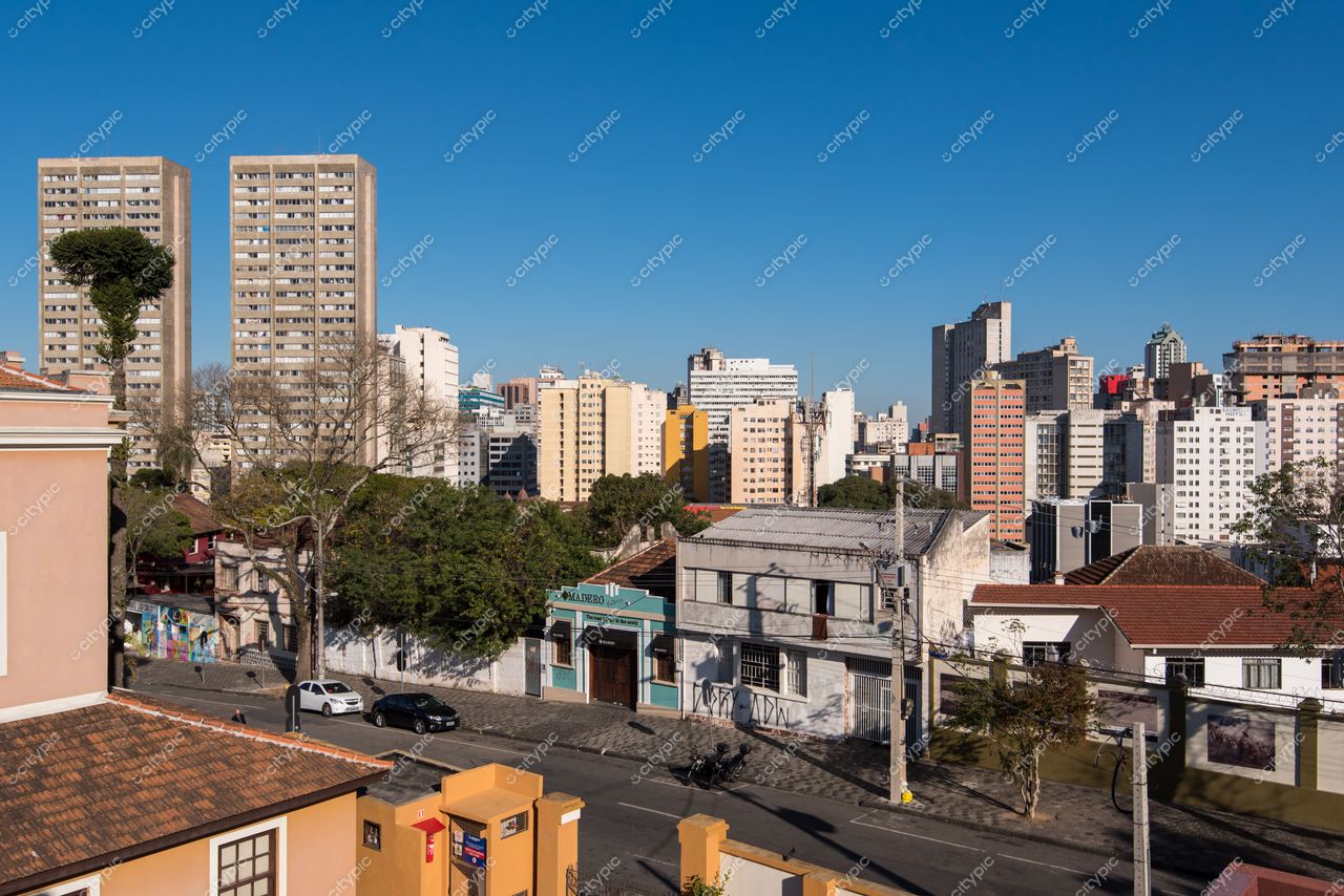 Curitiba, Paraná, panorama urbano com edifícios modernos e antigos em dia ensolarado e ruas movimentadas