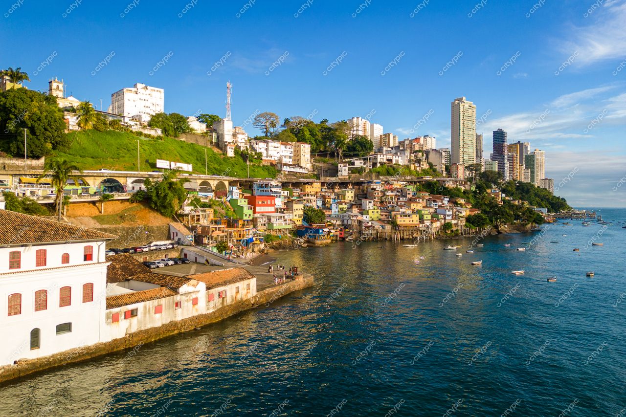 Salvador, Bahia vista panorâmica com construções históricas à beira-mar e modernos arranha-céus sob céu limpo