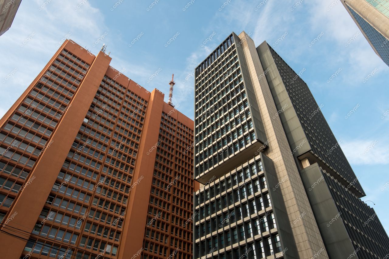 São Paulo, São Paulo, ângulo interessante de edifícios contemporâneos com céu azul em manhã ensolarada e arquitetura diversificada