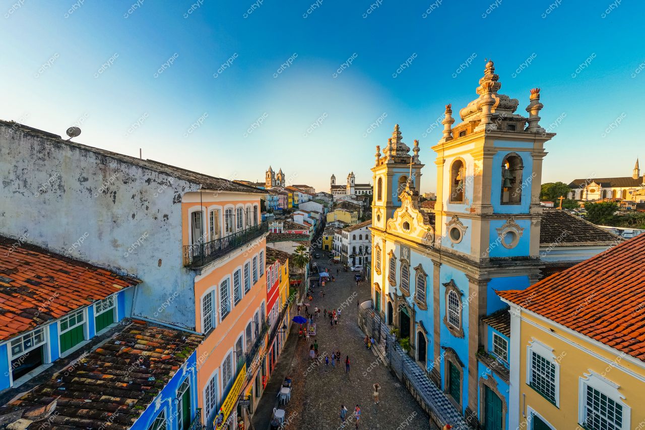 Salvador, Bahia vista panorâmica do Pelourinho ao pôr do sol com edifícios coloniais coloridos e ruas de paralelepípedos