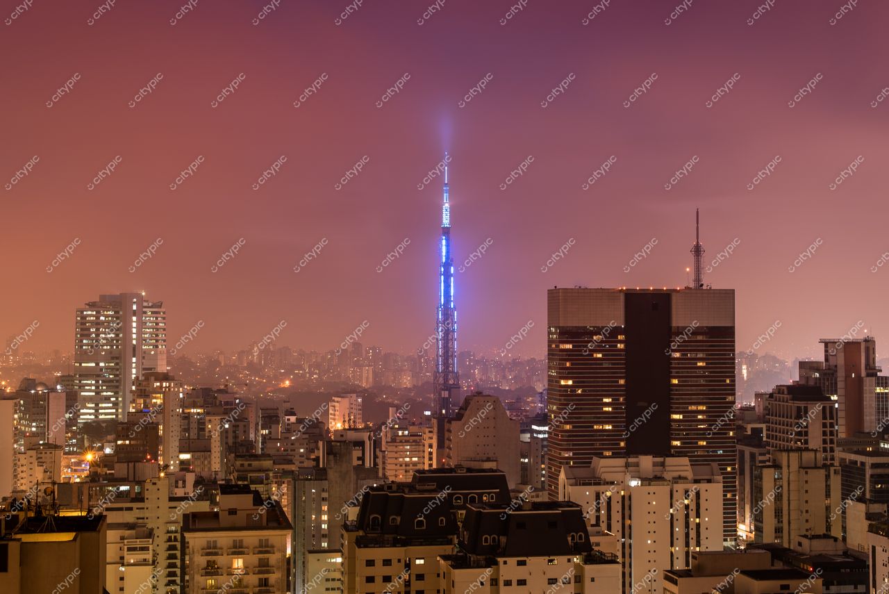 São Paulo, São Paulo, vista noturna com a Torre da Rede Globo iluminada em azul e céu avermelhado
