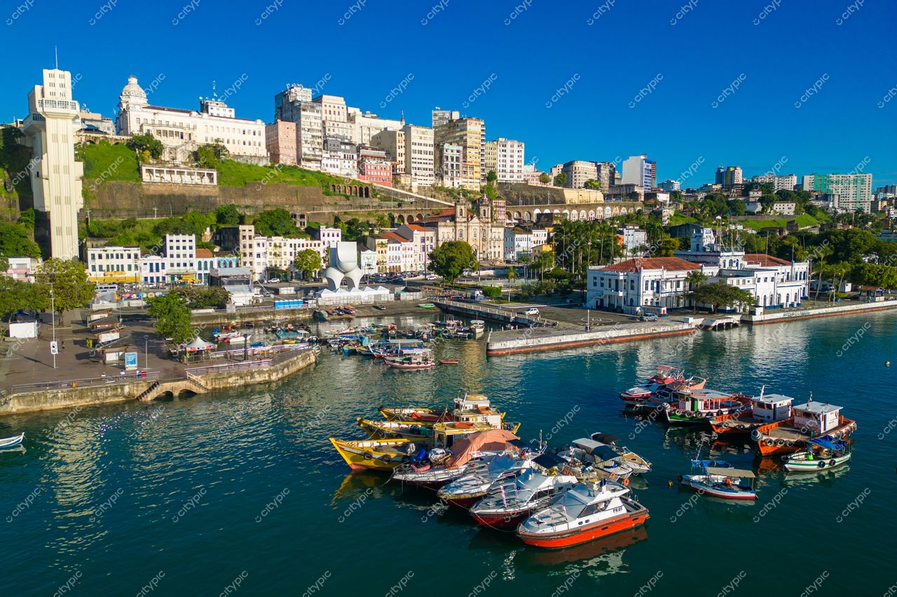 Salvador, Bahia vista panorâmica da baía com barcos coloridos e edificações de estilos variados em dia claro
