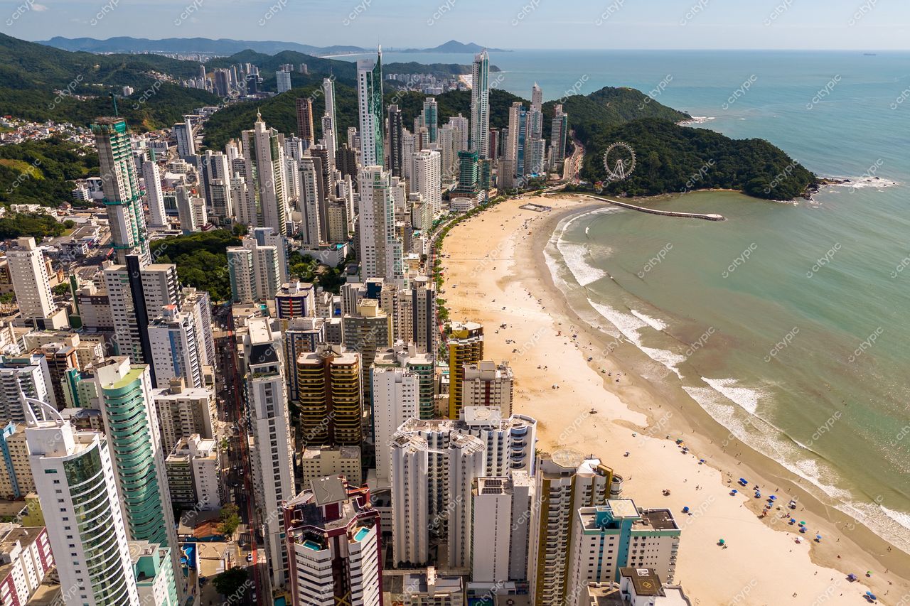 Balneário Camboriú, Santa Catarina vista aérea com praia, arranha-céus modernos e vegetação nas montanhas durante o dia