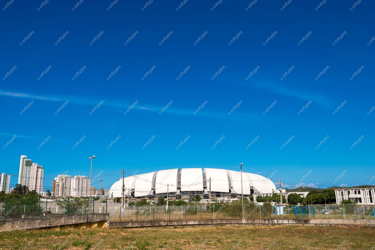 Natal, Rio Grande do Norte, vista do estádio Arena das Dunas com céu azul e vegetação ao redor