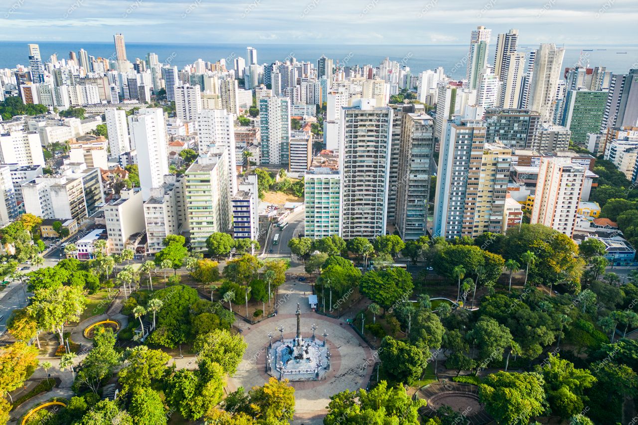 Salvador, Bahia vista aérea com arranha-céus contemporâneos e parque arborizado sob céu parcialmente nublado