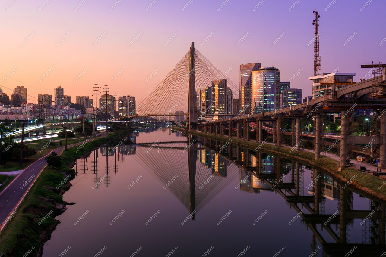 São Paulo, São Paulo, vista da Ponte Estaiada refletida no Rio Pinheiros ao crepúsculo com iluminação suave e urbanização