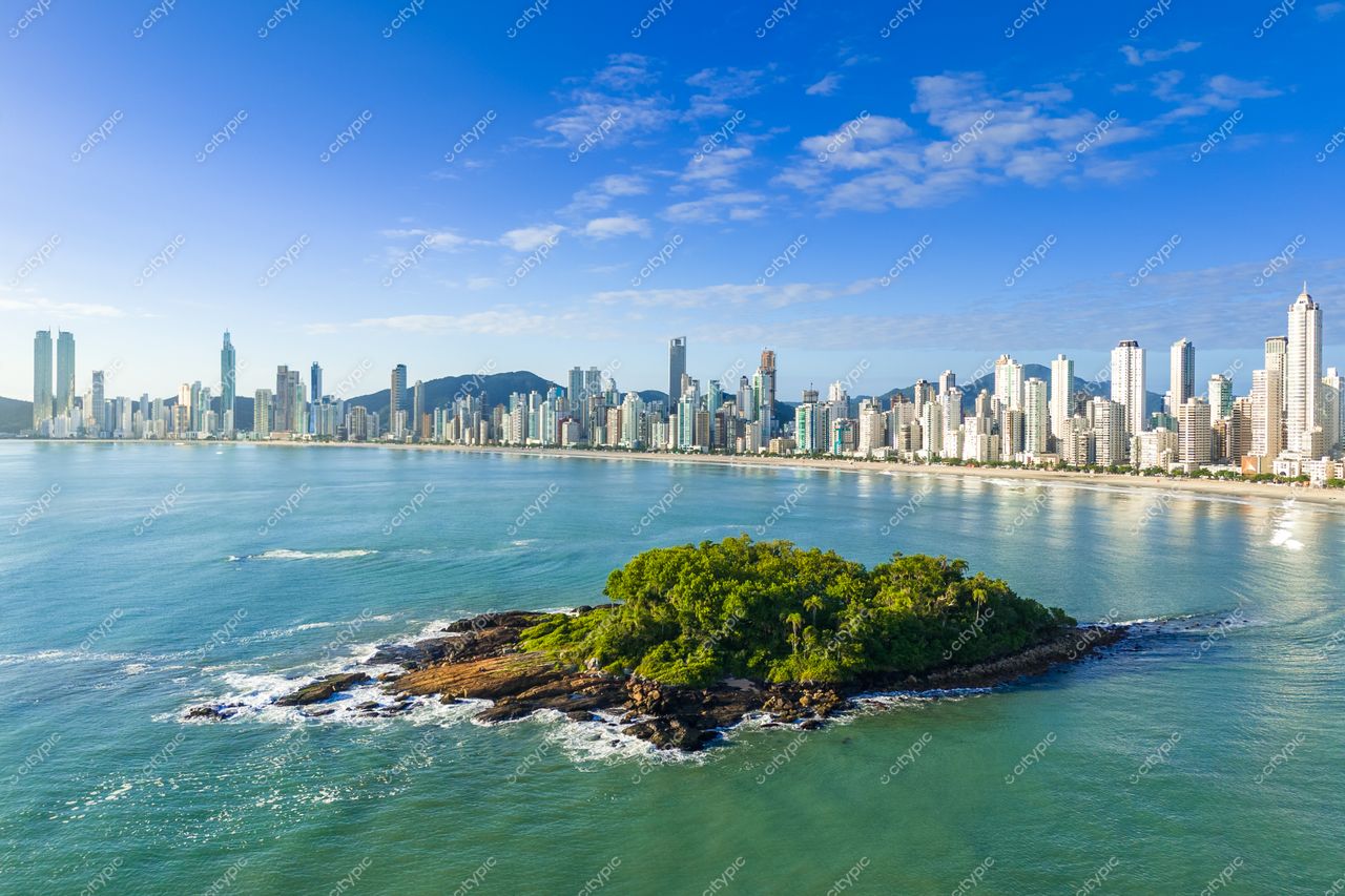 Balneário Camboriú, Santa Catarina, vista panorâmica com arranha-céus modernos e ilha verde em águas calmas