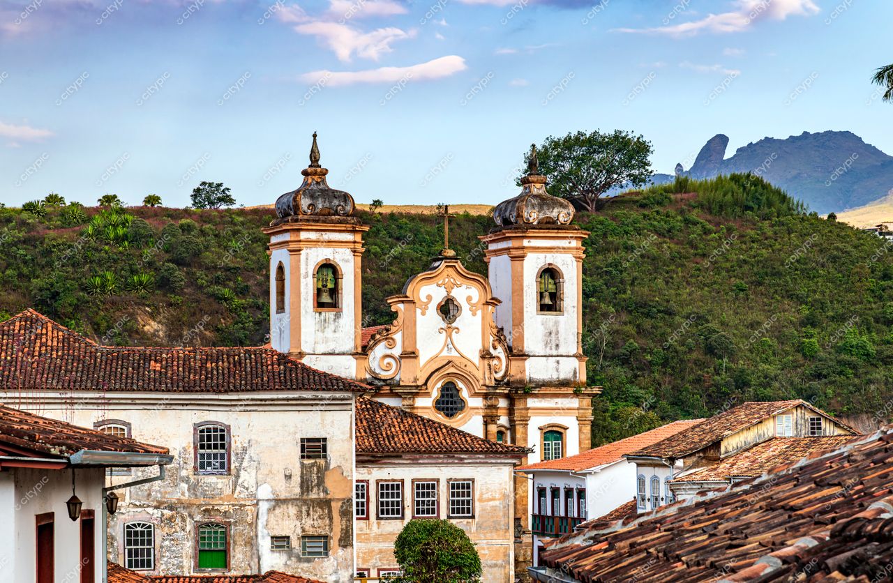 Igrejas Históricas de Ouro Preto em Ouro Preto com iluminação suave ao amanhecer e vegetação montanhosa ao fundo