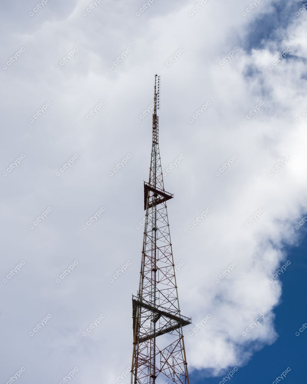 São Paulo, São Paulo, torre de transmissão alta em dia nublado com céu azul e detalhes da estrutura metálica