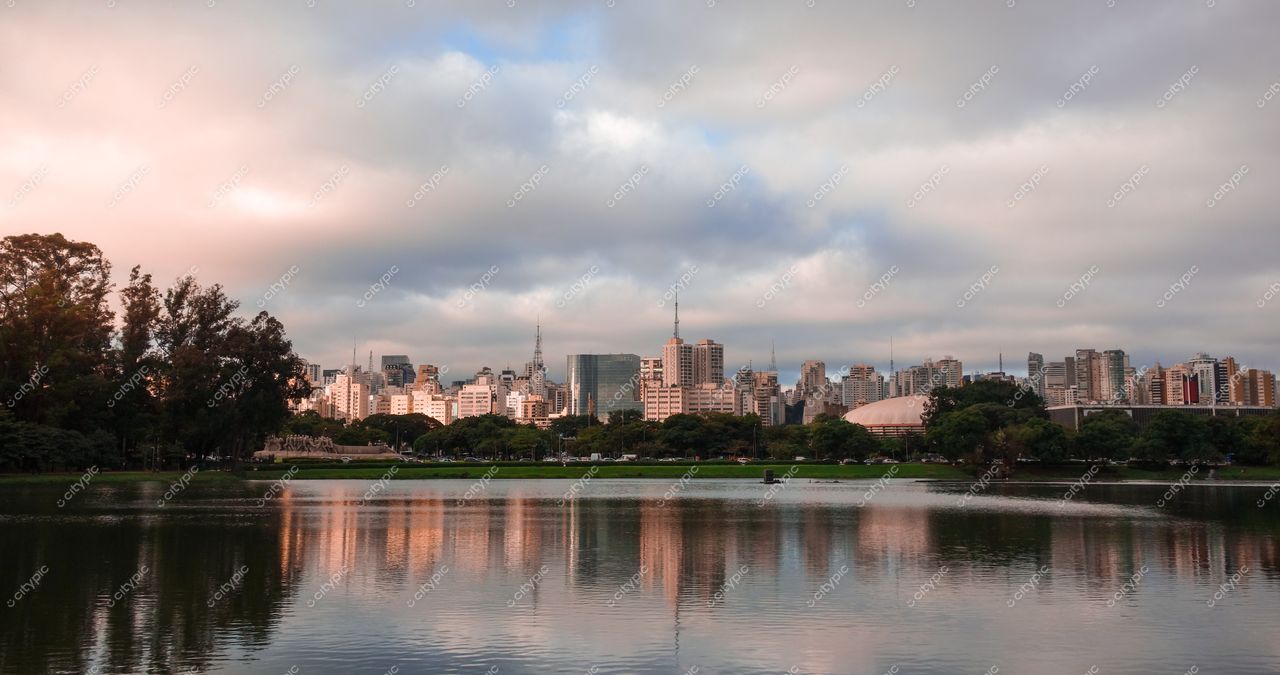 São Paulo, São Paulo, vista panorâmica do lago refletindo arranha-céus sob céu nublado ao entardecer com vegetação abundante
