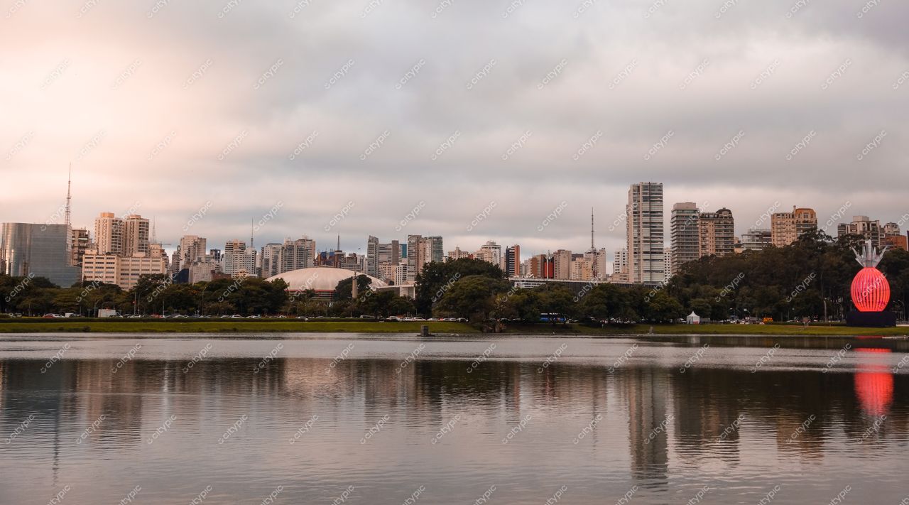São Paulo, São Paulo, horizonte ao entardecer com lago tranquilo e edifícios modernos iluminados em vermelho