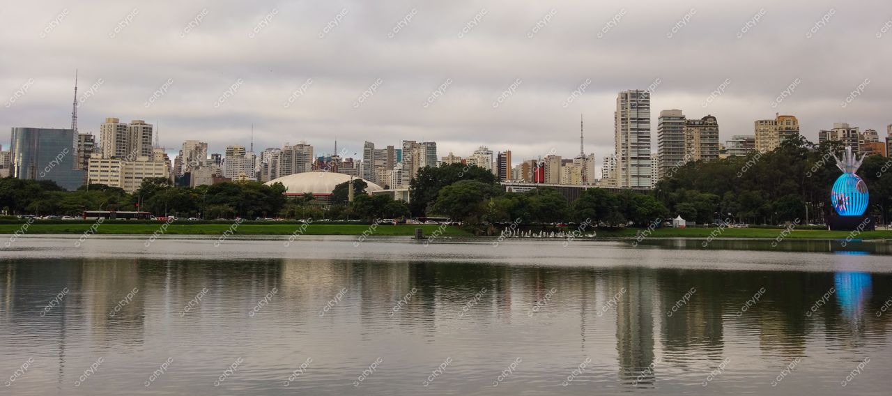 São Paulo, São Paulo, vista panorâmica com lago refletindo edifícios modernos sob céu nublado e áreas verdes
