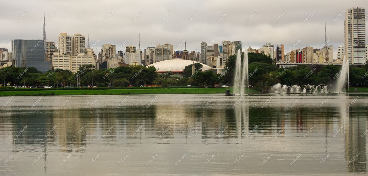 São Paulo, São Paulo, panorama urbano com lago tranquilo e vegetação em dia nublado refletindo arranha-céus modernos