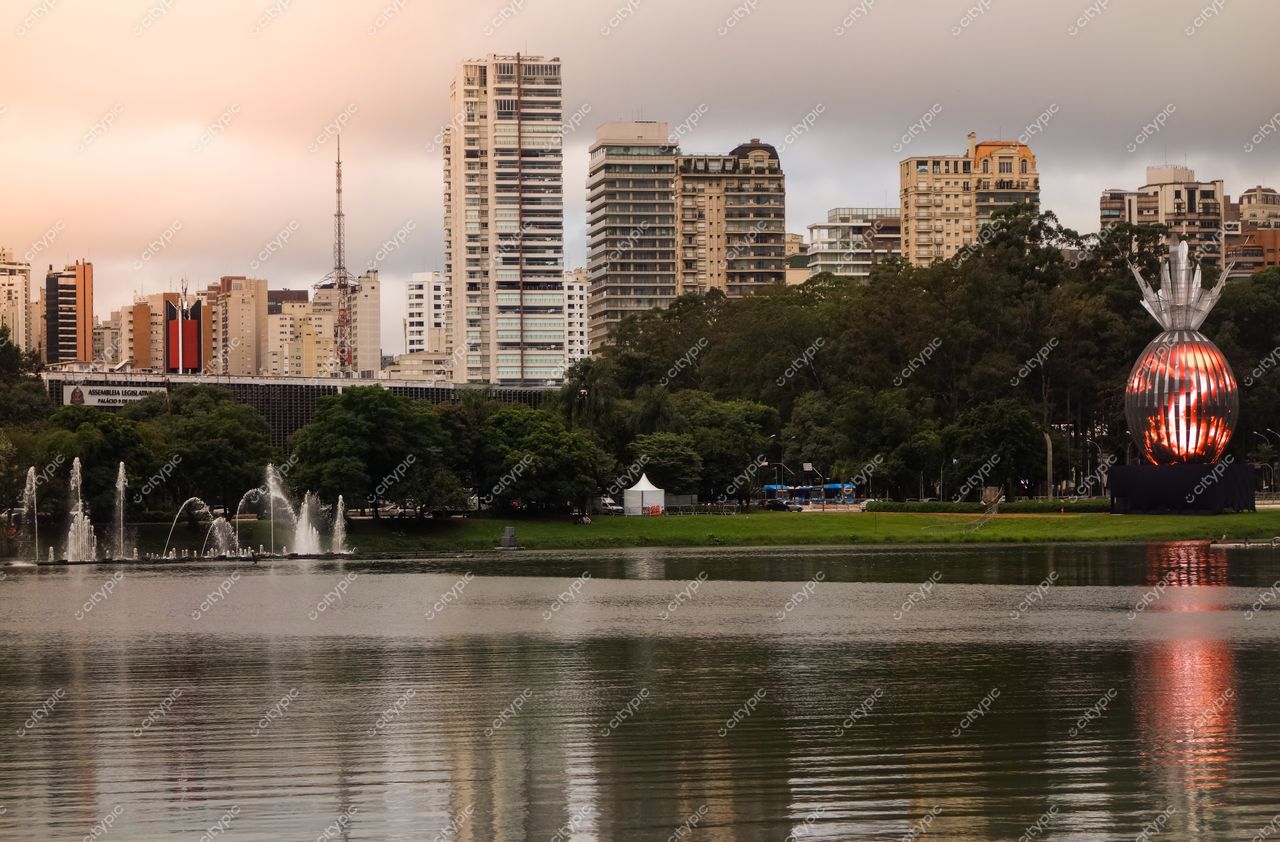 São Paulo, São Paulo, vista do Parque Ibirapuera ao anoitecer com reflexo de abacaxi e fontes iluminadas