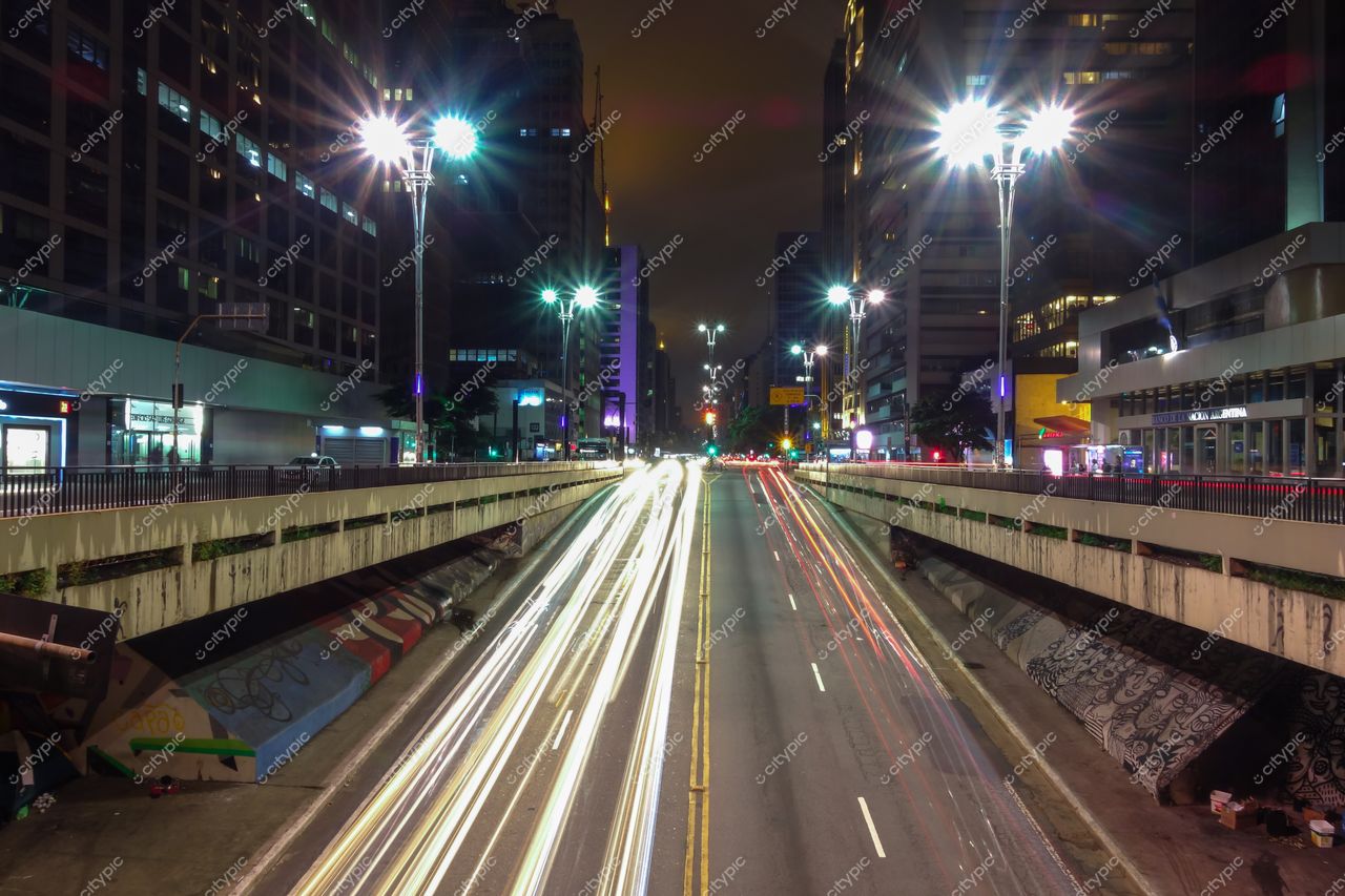 São Paulo, São Paulo, vista noturna de via elevada com rastros de luz e prédios iluminados ao fundo