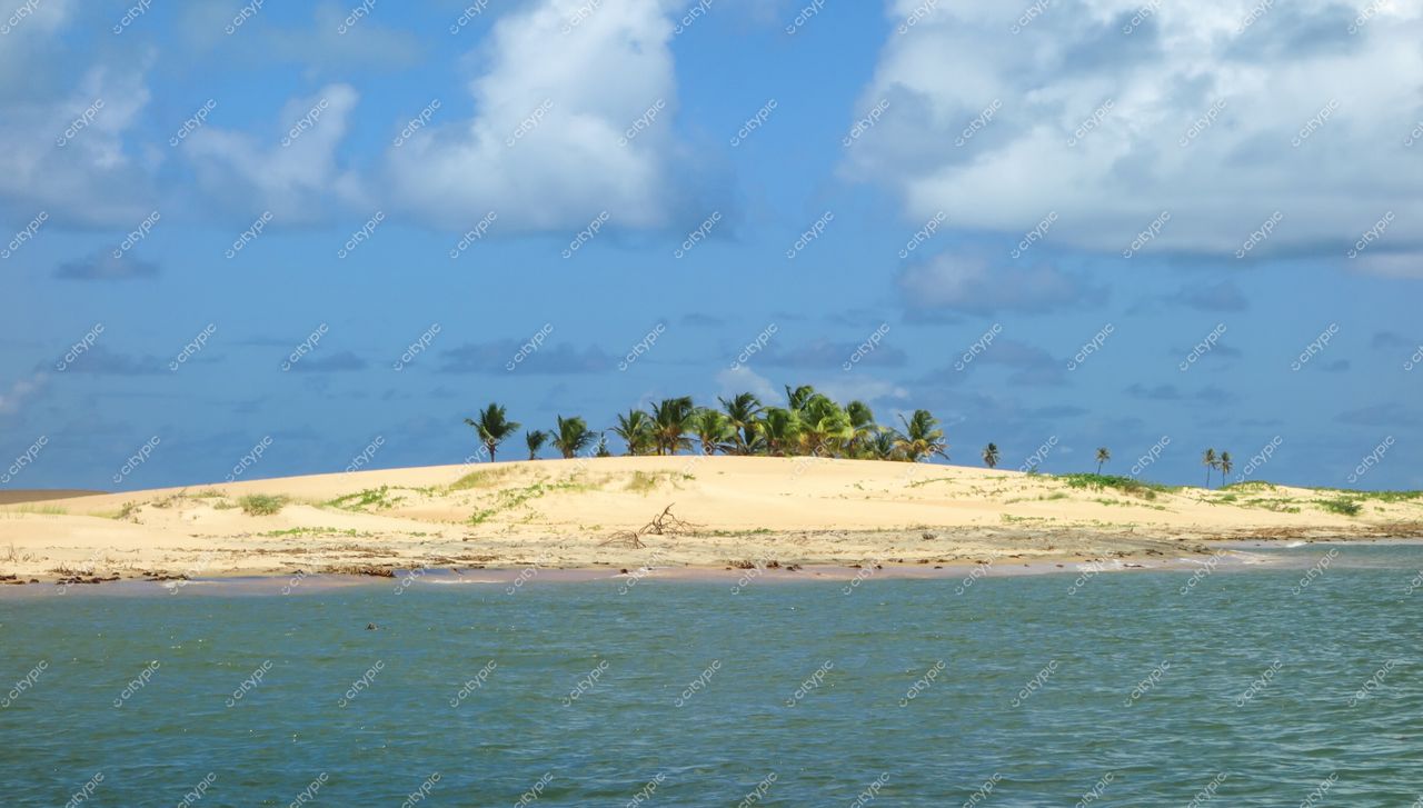 Brejo Grande, Sergipe, ilha com dunas de areia clara e vegetação típica sob céu com nuvens dispersas