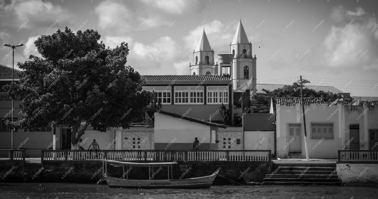 Brejo Grande, Sergipe vista em preto e branco com igreja ao fundo e barco ancorado no calçadão