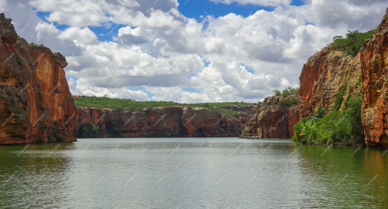 Canindé de São Francisco, Sergipe vista do cânion com falésias avermelhadas e lago refletindo céu azul durante o dia
