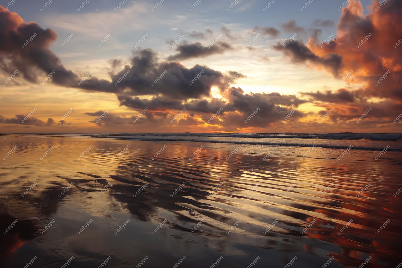 Aracaju, Sergipe pôr do sol na praia com céu alaranjado e rosa refletido em águas calmas e areia suave