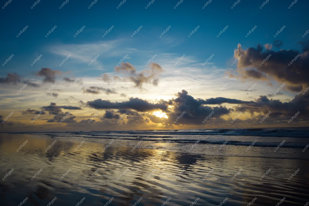 Aracaju, Sergipe captura pôr do sol na Praia com reflexos na areia molhada e céu colorido ao entardecer