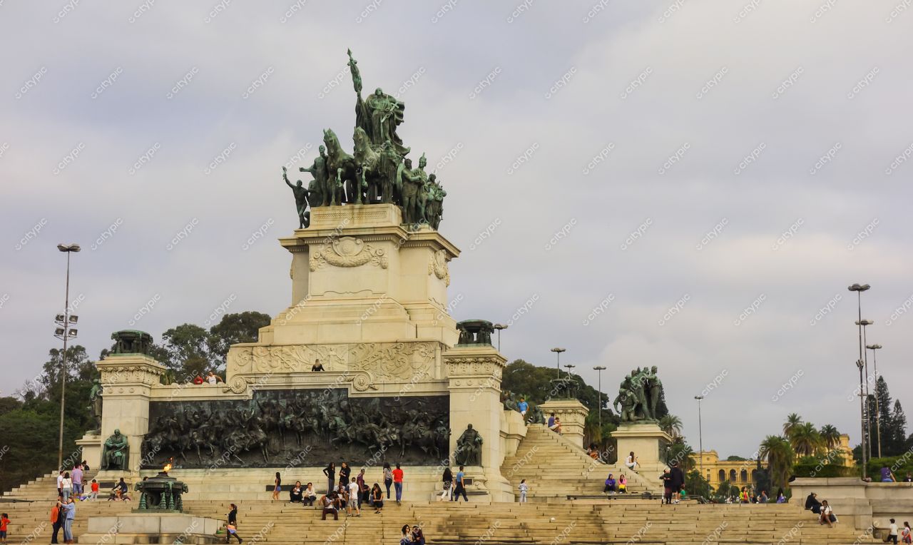 São Paulo, São Paulo, Monumento à Independência do Brasil em Ipiranga com iluminação suave e céu nublado à tarde