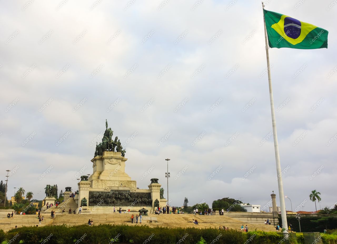 São Paulo, São Paulo, Monumento à Independência do Brasil com céu nublado e bandeira ao vento em espaço amplo