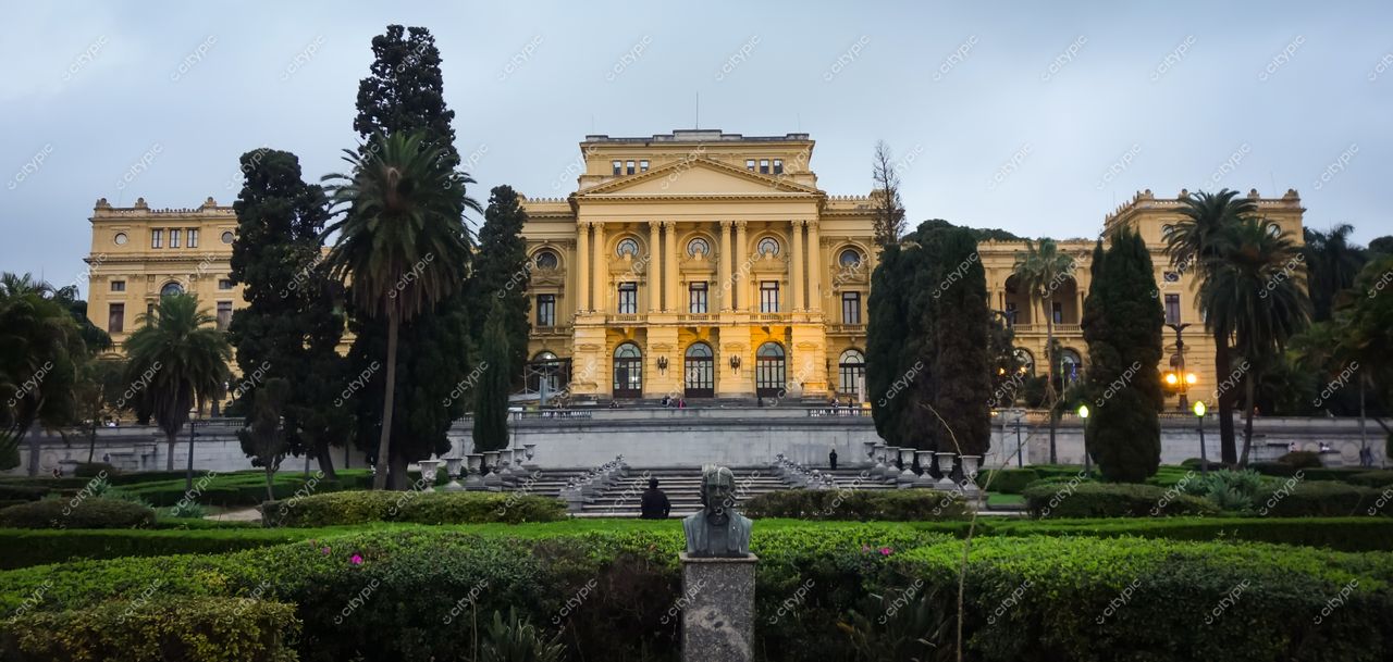 São Paulo, São Paulo, fachada de edifício histórico com arquitetura clássica e vegetação densa ao entardecer