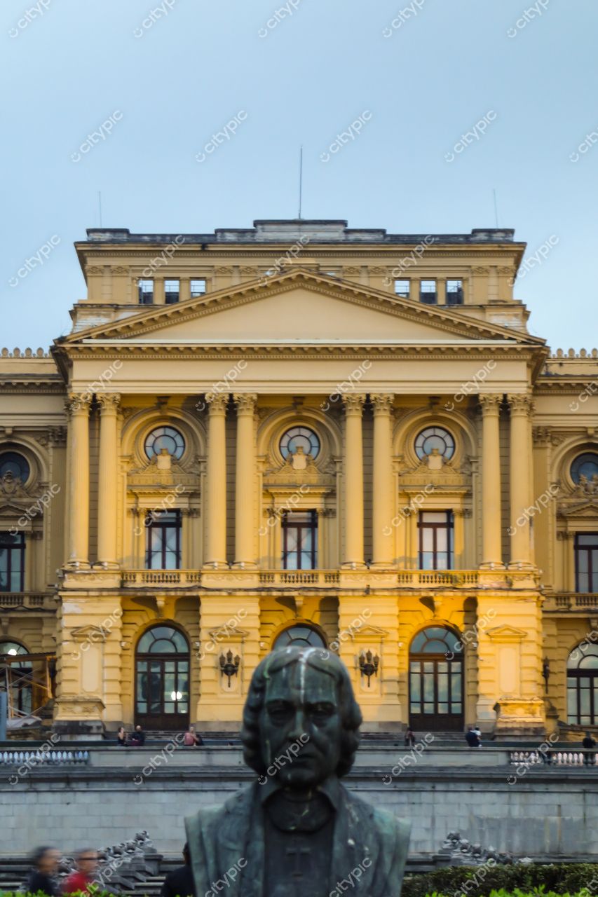 São Paulo, São Paulo, fachada de edifício histórico com colunas e escultura em bronze ao entardecer tranquilo