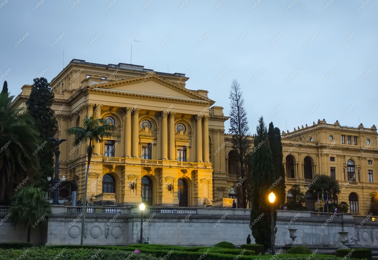 São Paulo, São Paulo, edifício clássico com detalhes ornamentais em entardecer tranquilo e área ajardinada ao redor