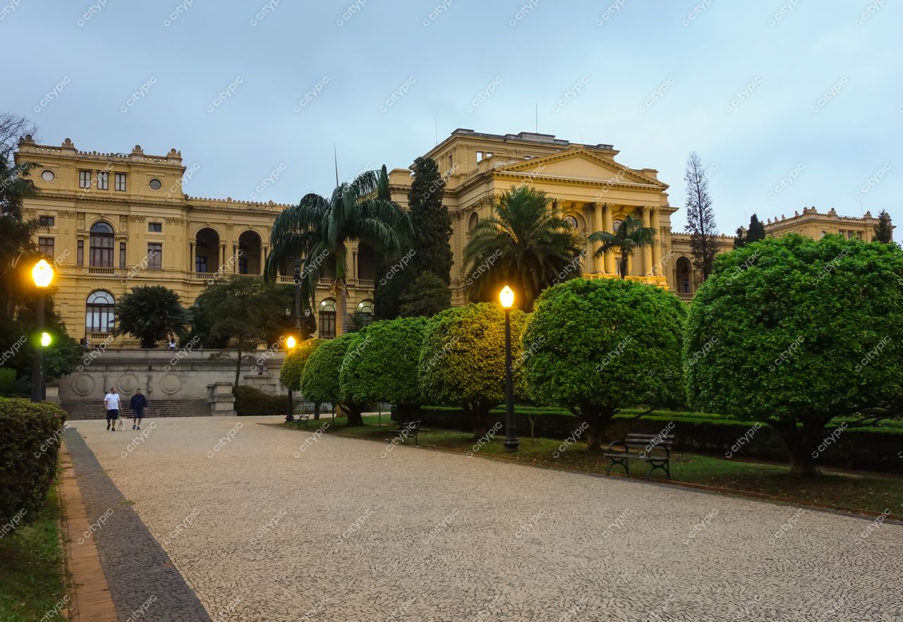 São Paulo, São Paulo, vista do Museu de História Natural em dia nublado ao entardecer com pessoas caminhando