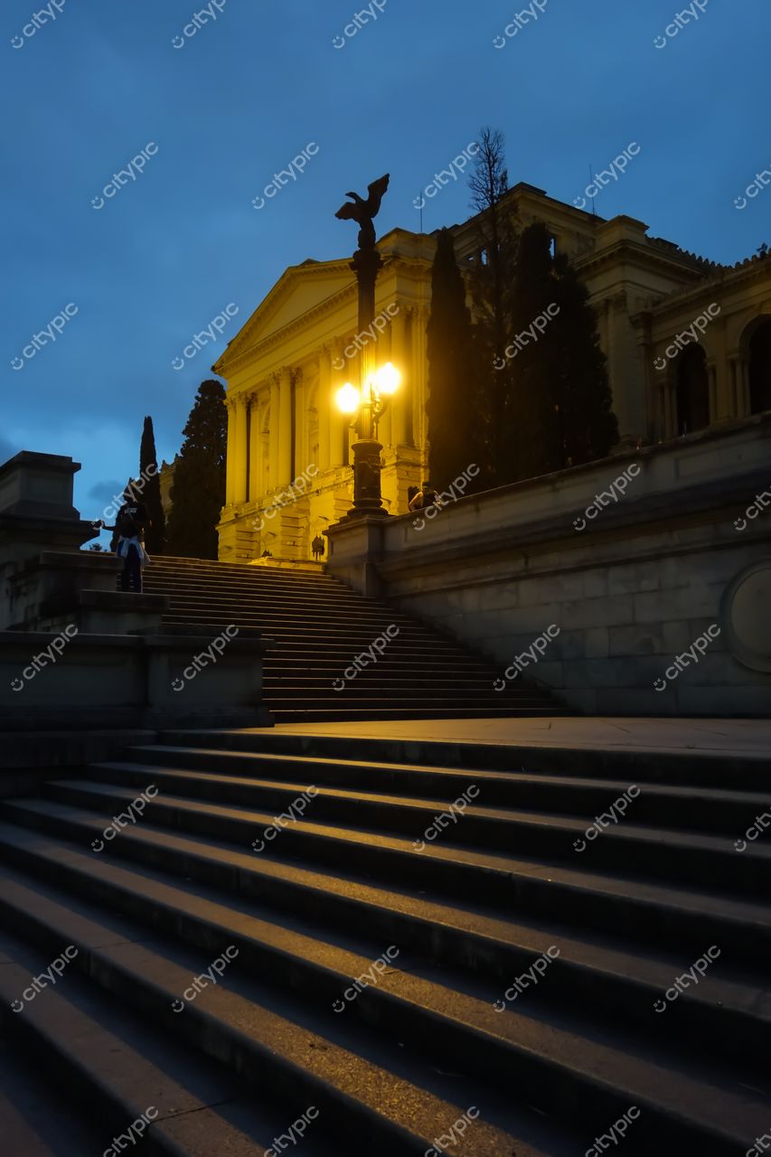 São Paulo, São Paulo, escadaria iluminada à noite com edifício clássico e céu azul profundo ao fundo