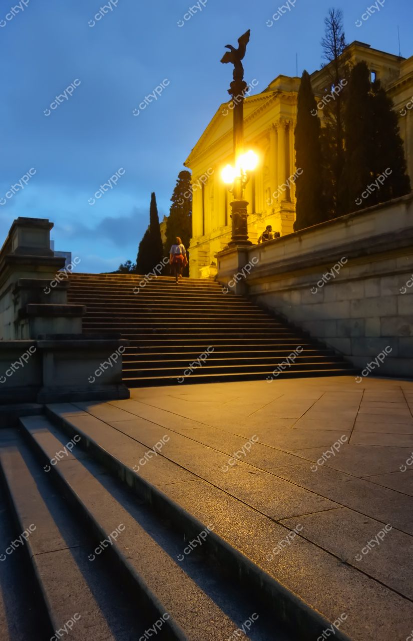 São Paulo, São Paulo, escadaria de pedra iluminada por lampião com edifício imponente e céu azul profundo ao fundo