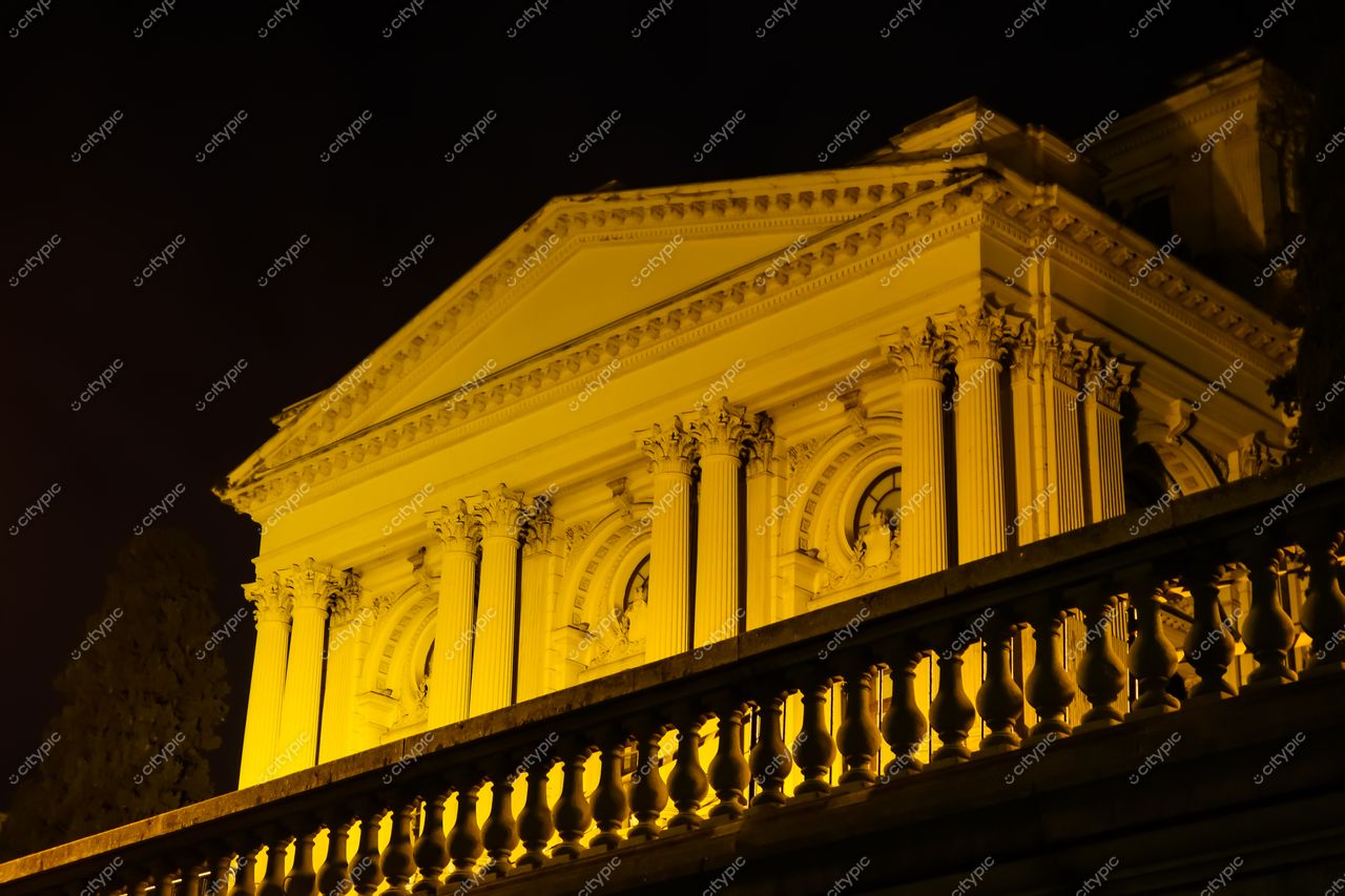 São Paulo, São Paulo, fachada de edifício clássico iluminado à noite com colunas e vegetação ao redor