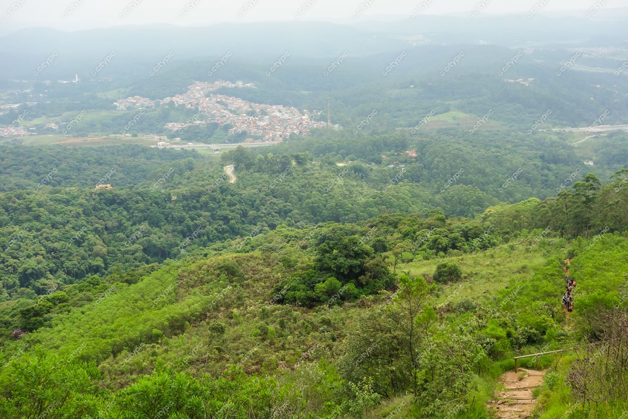 São Paulo, São Paulo, vista panorâmica de montanhas com vegetação densa e cidade em vale sob céu nublado