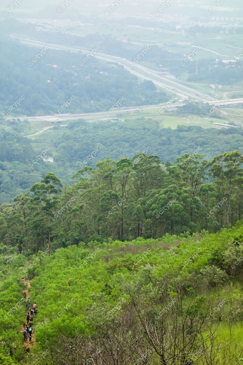 São Paulo, São Paulo, vista panorâmica de trilho de terra com pessoas e vegetação densa em dia nublado