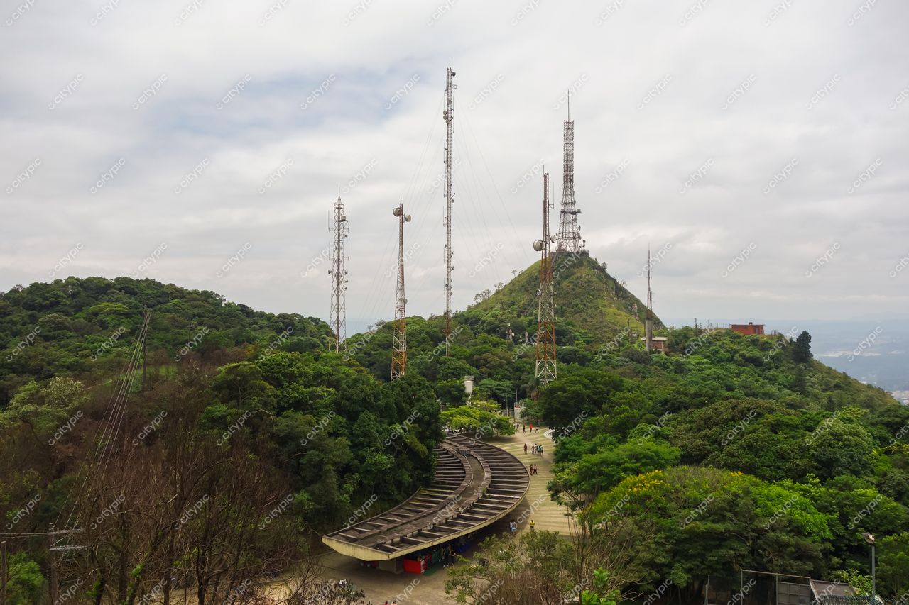 São Paulo, São Paulo, vista panorâmica do Pico do Jaraguá com torres de transmissão e vegetação densa em dia nublado