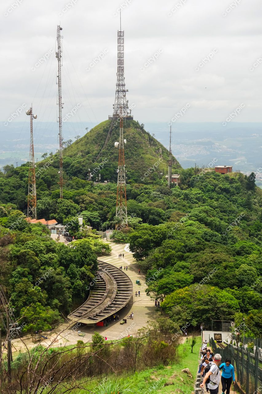 São Paulo, São Paulo, vista de elevação verdejante com torres de telecomunicação e espaço público contemporâneo em dia nublado