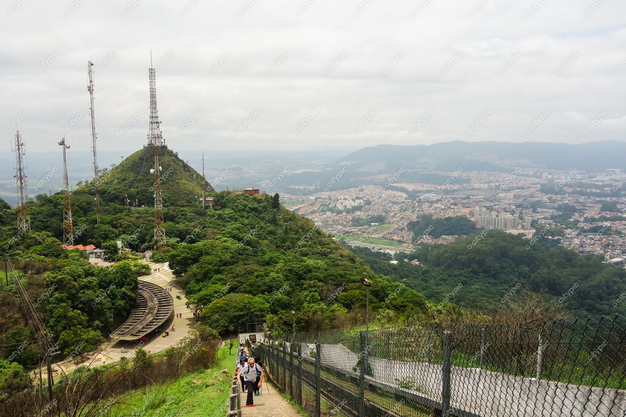 São Paulo, São Paulo, vista panorâmica do Pico do Jaraguá com vegetação densa e torres de transmissão ao fundo