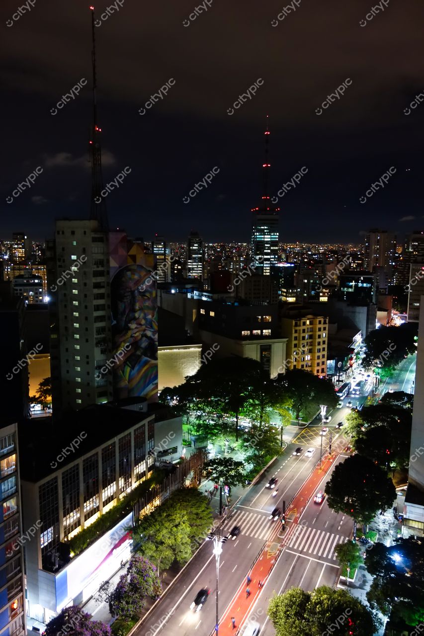 São Paulo, São Paulo, vista noturna com edifícios iluminados, mural colorido e tráfego intenso nas ruas