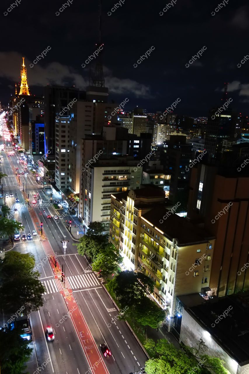São Paulo, São Paulo, vista noturna da Avenida Paulista com edifícios iluminados e tráfego intenso de veículos