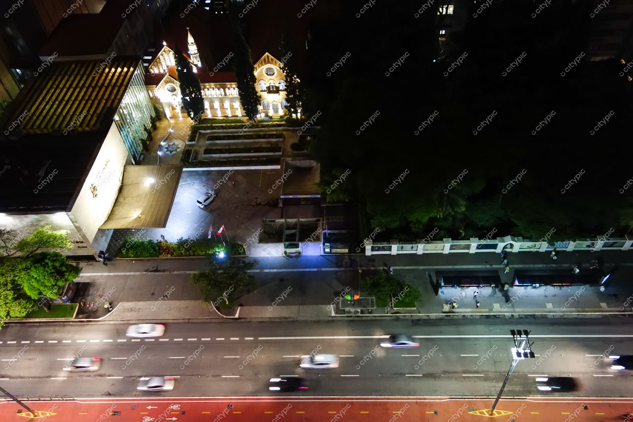 São Paulo, São Paulo, vista aérea noturna com arquitetura moderna e clássica, vegetação e intenso tráfego urbano