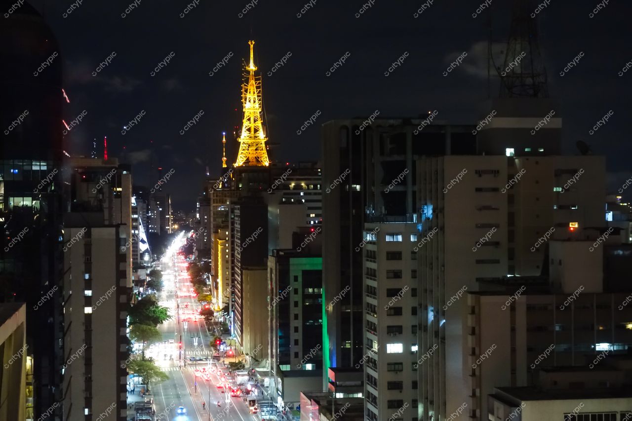 São Paulo, São Paulo, panorama noturno da Avenida 9 de Julho com torre iluminada e tráfego intenso de veículos